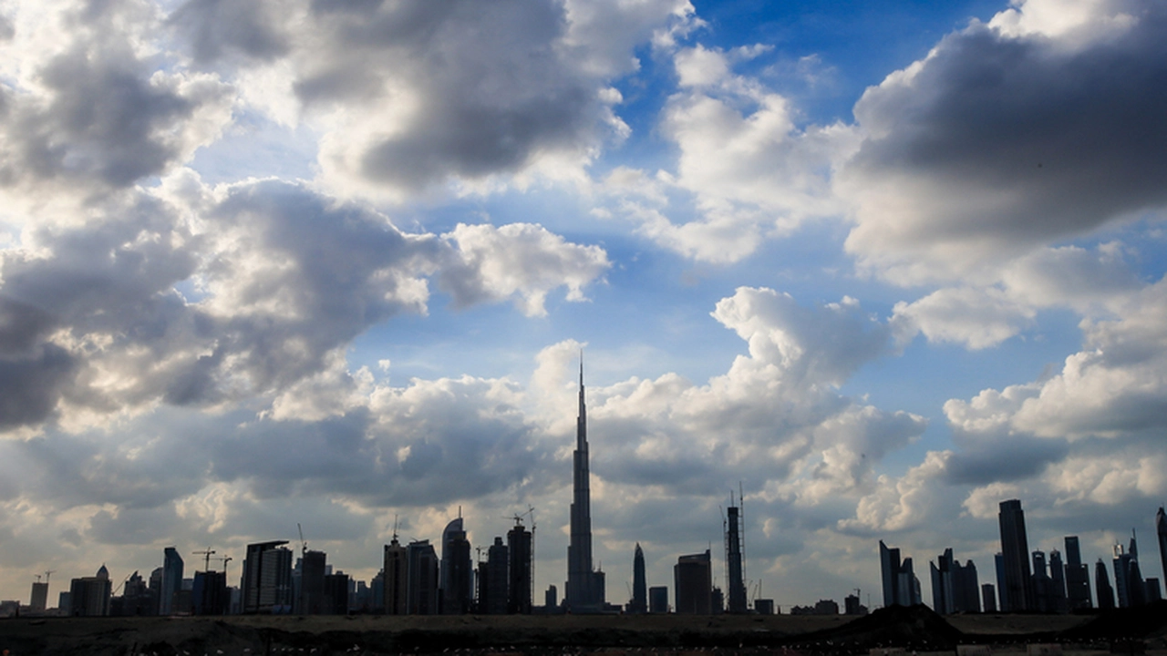 طقس الإمارات غداً: صحو يتخلله غيوم جزئية أحياناً